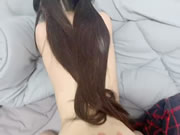 Китайская пара занимается сексом на кровати