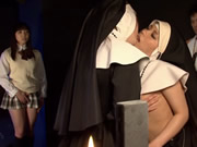 Японская монахиня наслаждается поцелуями