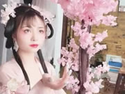 Милая китаянка фотографирует